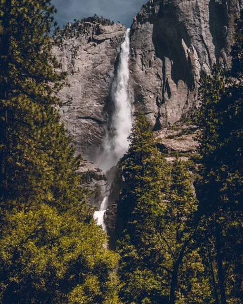 Prachtige Waterval Bergen — Stockfoto