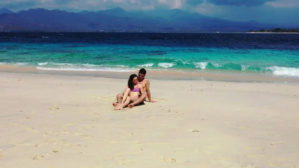 海のビーチにいるカップルは — ストック写真
