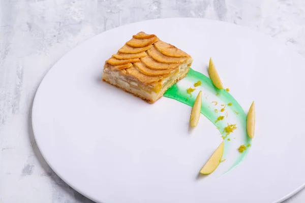 Delicioso Pastel Casero Con Frutas Bayas Sobre Fondo Blanco — Foto de Stock