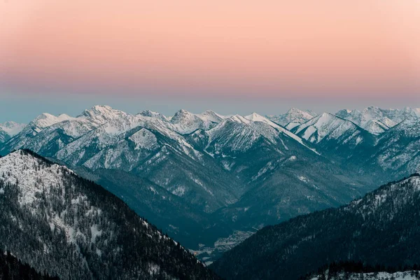 Красивый Зимний Пейзаж Заснеженными Горами — стоковое фото