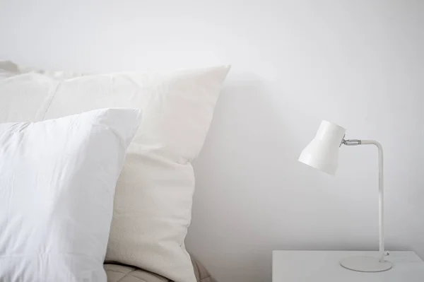 Travesseiro Branco Cama Interior Quarto — Fotografia de Stock