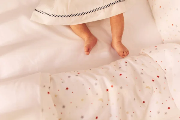 분홍색 담요를 침대에 — 스톡 사진