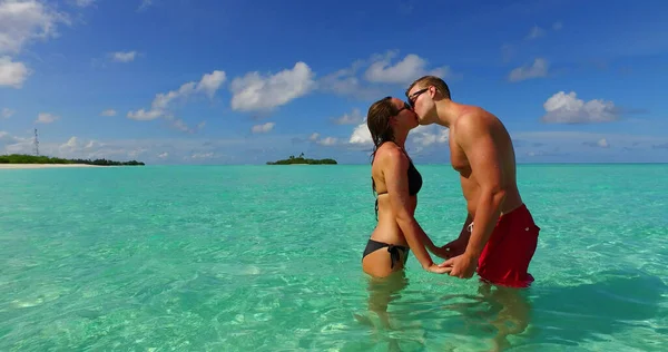 Coppia Sulla Spiaggia Alle Maldive — Foto Stock