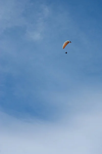 滑翔机在天空中飞行 — 图库照片