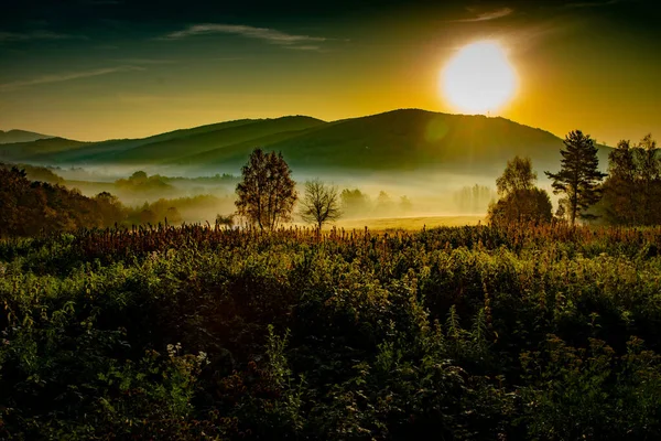 Schöner Sonnenuntergang Über Dem Berg — Stockfoto