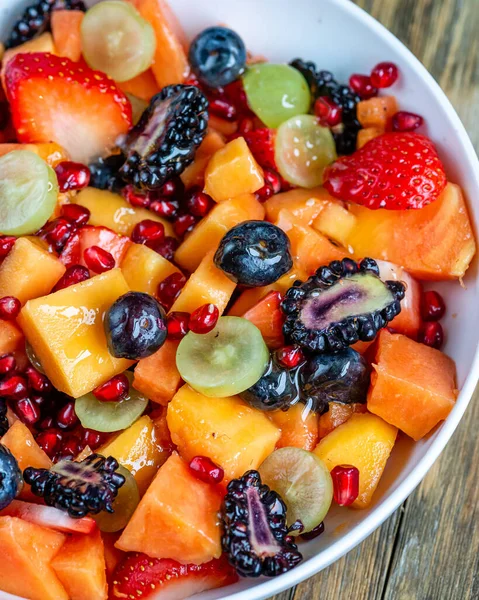 Verse Fruitsalade Met Fruit Bessen — Stockfoto