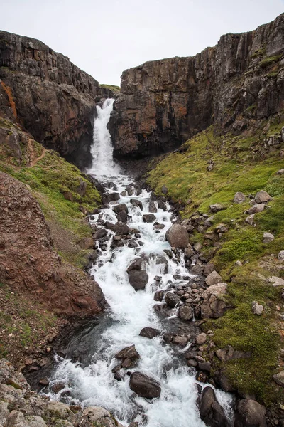 Schöner Wasserfall Den Bergen — Stockfoto