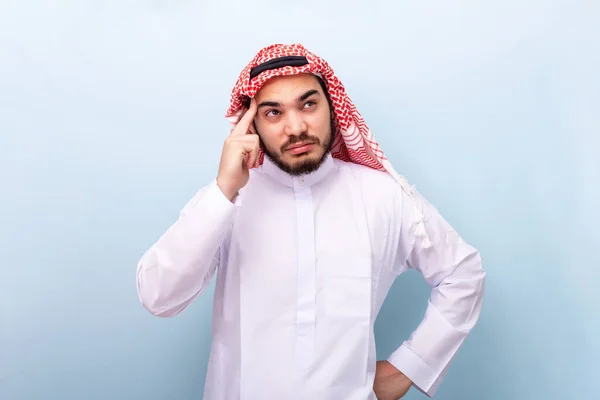 Ung Arabisk Man Med Skägg Bär Hijab Vit Bakgrund — Stockfoto