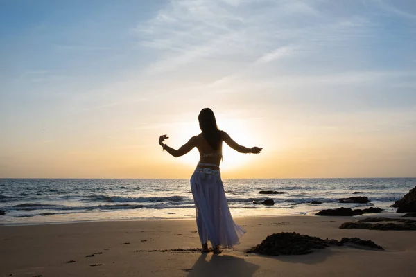 Молода Жінка Білій Сукні Пляжі Заході Сонця — стокове фото