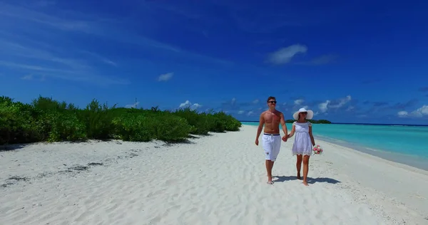 幸福的夫妇 在热带的海滩上 — 图库照片
