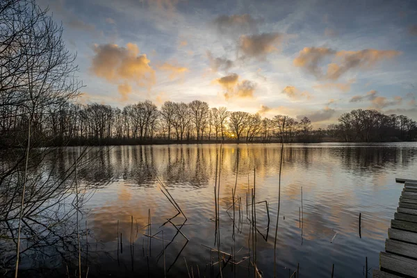 Doğanın Arka Planında Gölün Üzerinde Güzel Bir Gün Batımı — Stok fotoğraf