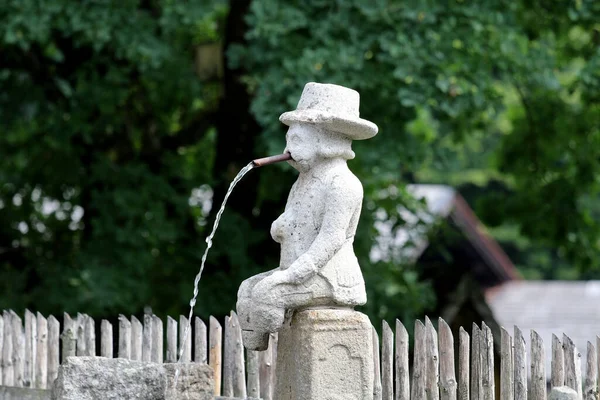 Una Statua Angelo Bianco Una Recinzione Pietra — Foto Stock