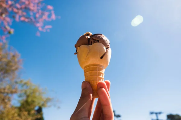 Hand Holding Ice Cream Background Blue Sky — Stock Photo, Image