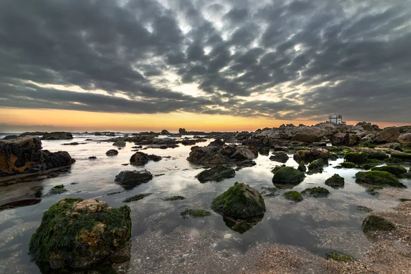 Schöner Sonnenuntergang Über Dem Meer Vor Naturkulisse — Stockfoto