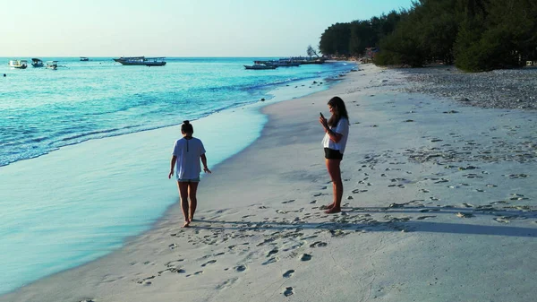 Giovane Coppia Sulla Spiaggia — Foto Stock