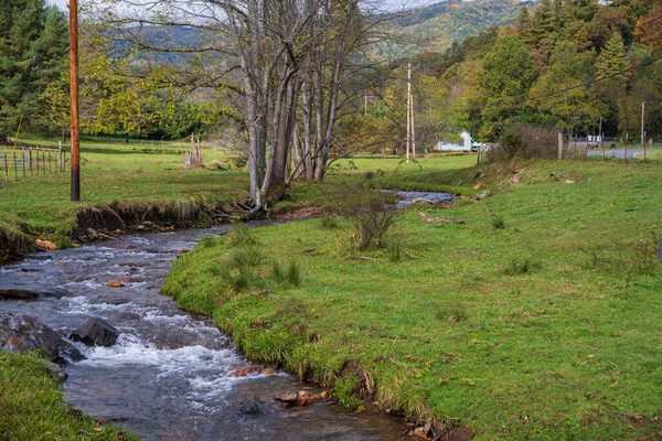 Hermoso Paisaje Con Río Sobre Fondo Naturaleza —  Fotos de Stock