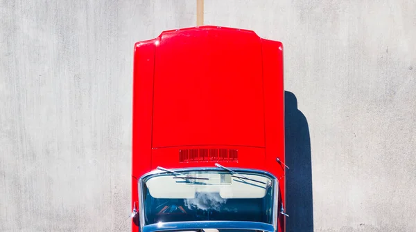 Parcheggio Auto Rosso Fronte Garage — Foto Stock