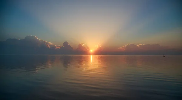 海の上で日の出だ 美しい夕日 — ストック写真