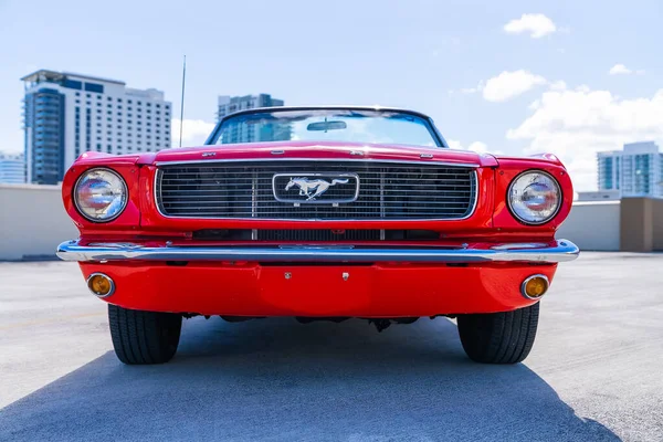 Voiture Vintage Rouge Dans Rue — Photo