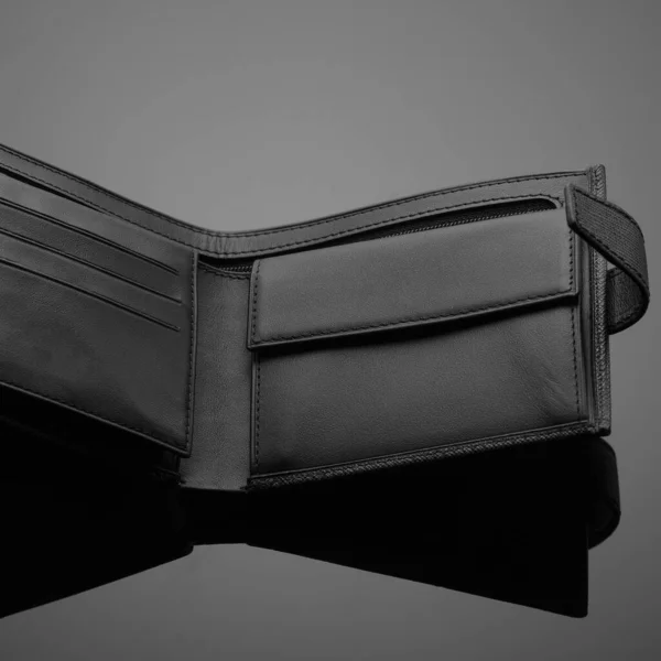 白を基調としたブラックレザー財布 — ストック写真