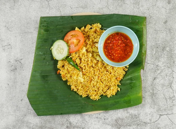 Gebratener Reis Mit Gemüse Und Soße Auf Einem Teller — Stockfoto