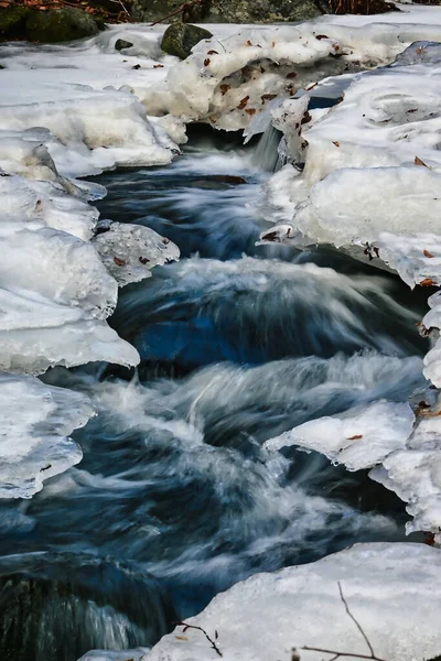 Piękny Zimowy Krajobraz Rzeką — Zdjęcie stockowe