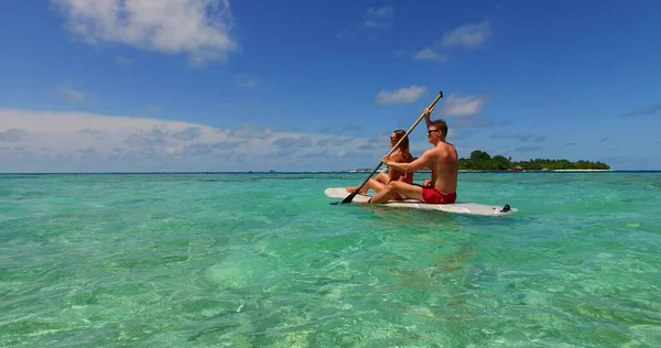 Lyckligt Par Stranden Maldiverna — Stockfoto