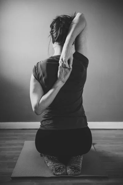 Mujer Joven Practicando Yoga Gimnasio —  Fotos de Stock