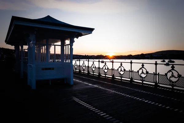 海の上の美しい夕日を背景に — ストック写真