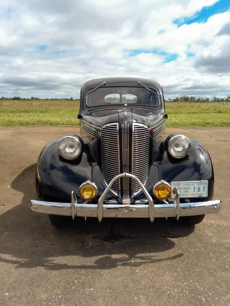 Oude Vintage Retro Auto Met Een Blauwe Lucht — Stockfoto