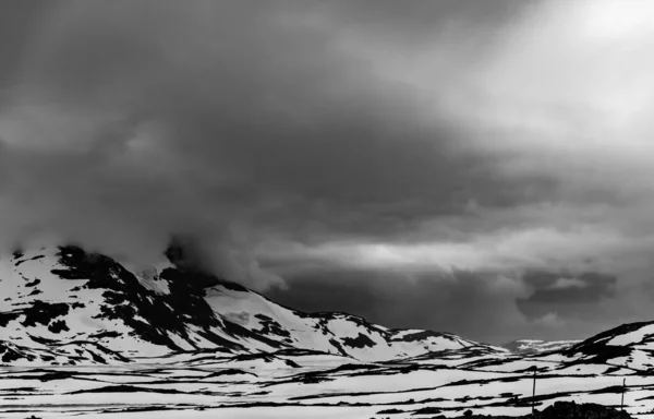 Nuvole Bianche Nere Montagna — Foto Stock