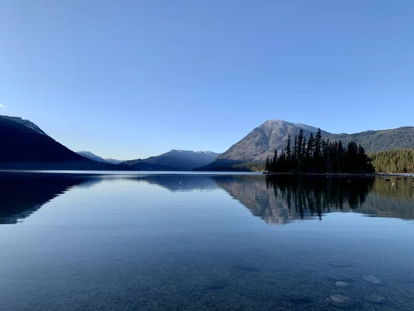 Красивый Пейзаж Озером Горами — стоковое фото