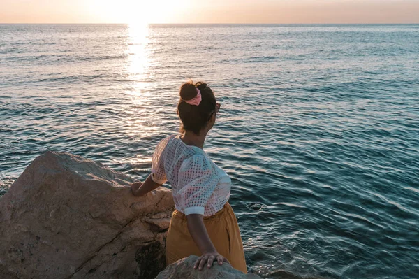 Jonge Vrouw Zittend Het Strand Bij Zonsondergang — Stockfoto