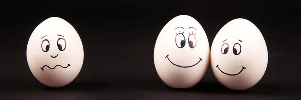 Яйца Ряд Черном Фоне — стоковое фото
