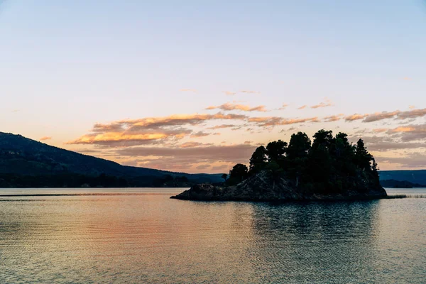 Όμορφο Ηλιοβασίλεμα Πάνω Από Λίμνη Στο Φόντο Της Φύσης — Φωτογραφία Αρχείου