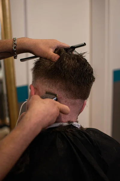 Professioneller Friseur Schneidet Haare Friseursalon — Stockfoto