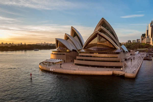 澳大利亚悉尼的城市天际线 通函码头及歌剧院 — 图库照片