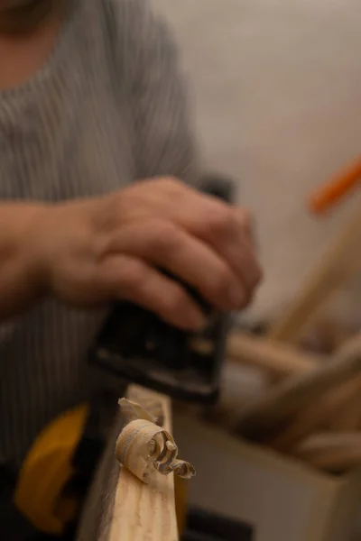 Muž Ruce Pracuje Dřevěnou Pilou — Stock fotografie