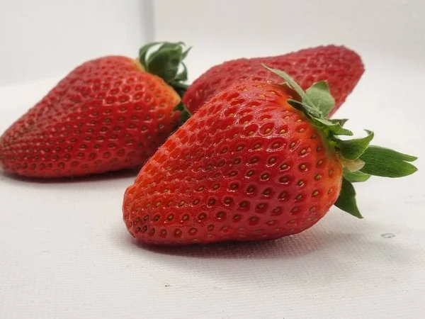 Verse Aardbeien Een Witte Achtergrond — Stockfoto