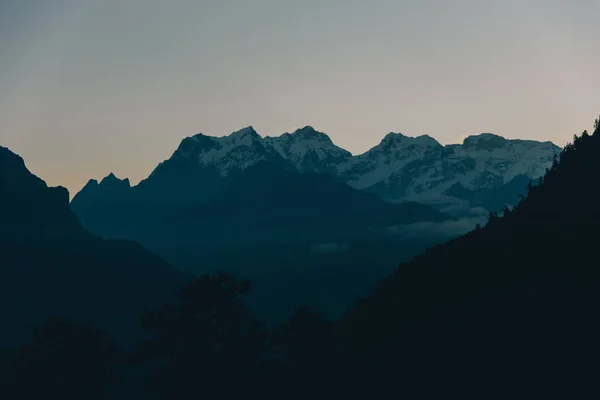 Dağları Bulutları Olan Güzel Bir Manzara — Stok fotoğraf