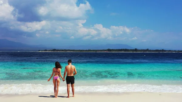 Coppia Sulla Spiaggia Alle Maldive — Foto Stock