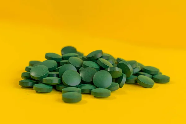Pílulas Verdes Fundo Branco — Fotografia de Stock