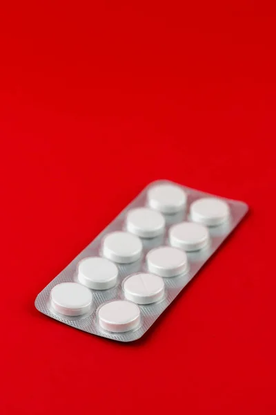 Λευκά Χάπια Συσκευασία Κυψέλης Κόκκινο Φόντο — Φωτογραφία Αρχείου