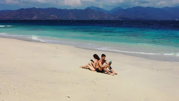 海のビーチにいるカップルは — ストック写真