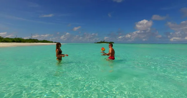 Счастливая Пара Пляже Мальдивах — стоковое фото
