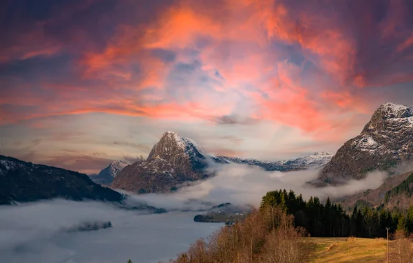 Mooie Zonsondergang Bergen Natuur Achtergrond — Stockfoto