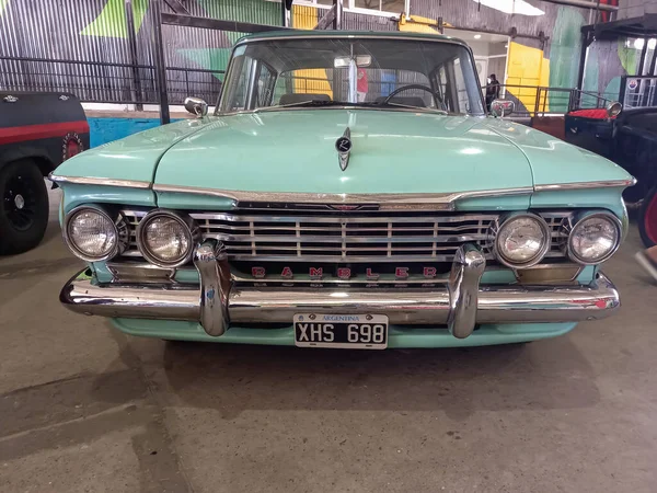 Velho Carro Vintage Com Monte Carros — Fotografia de Stock