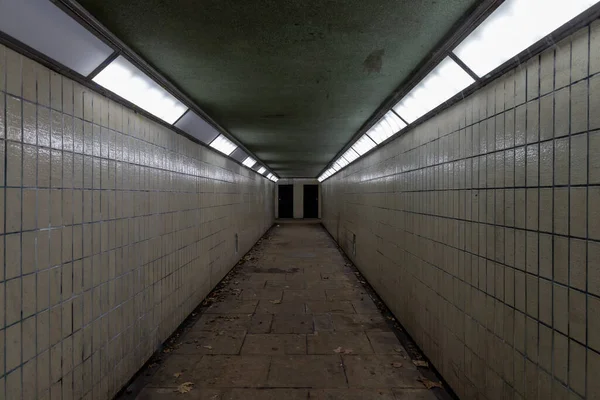 Leerer Korridor Eines Unterirdischen Tunnels — Stockfoto