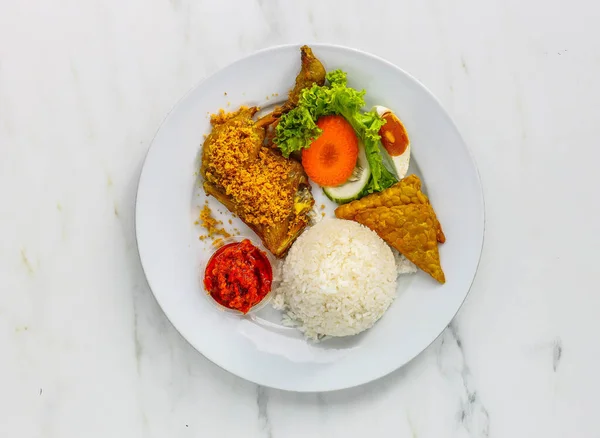 Ayam Goreng Dengan Nasi Dan Sayuran — Stok Foto
