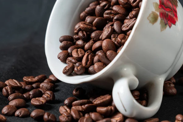 Granos Café Una Taza Sobre Fondo Madera — Foto de Stock